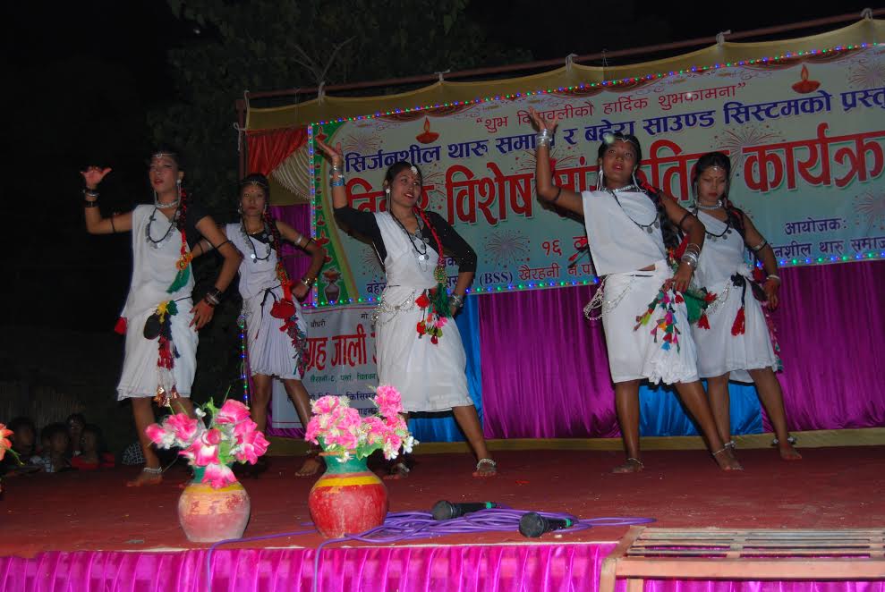 थारु युवतीहरुको नृत्य