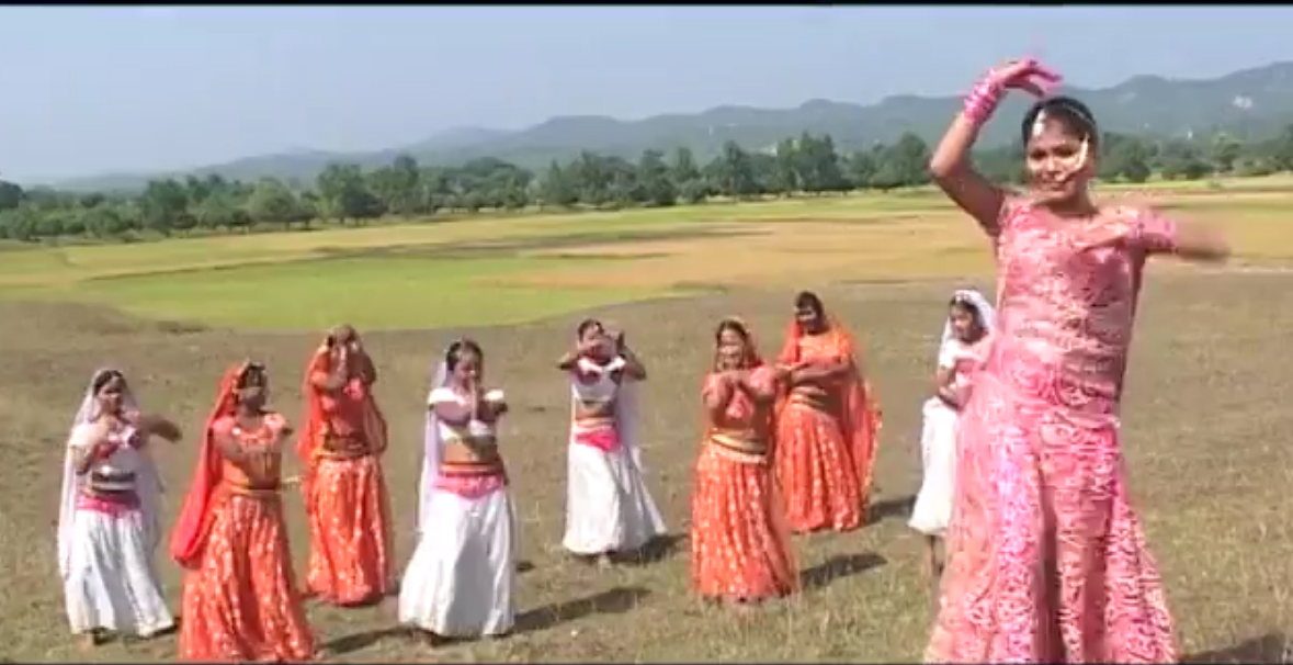 चुरी खनक गेल बिन्दिया… [भिडियो]