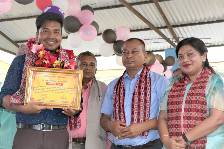 मदन चौधरीलाई दिलिप चौधरी स्मृति पत्रकारिता पुरस्कार