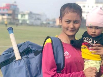 दुधे बालक च्यापेर मैदानमा क्रिकेटर अनिता चौधरी