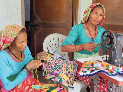 रानाथारूको घँगरिया कसले सिलाउने ?