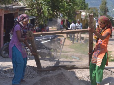 पहाड उक्लँदै थारू