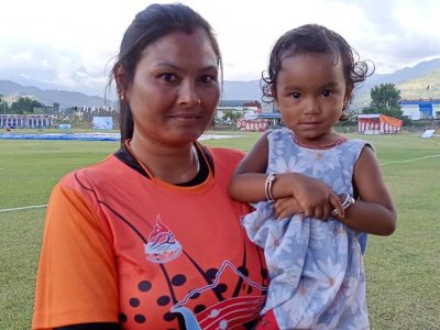 डेढ वर्षीया छोरी बोकेर मैदानमा शान्ति चौधरी