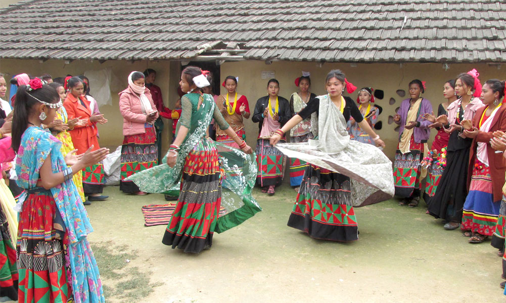 थारू बस्तीमा माघीको रौनक