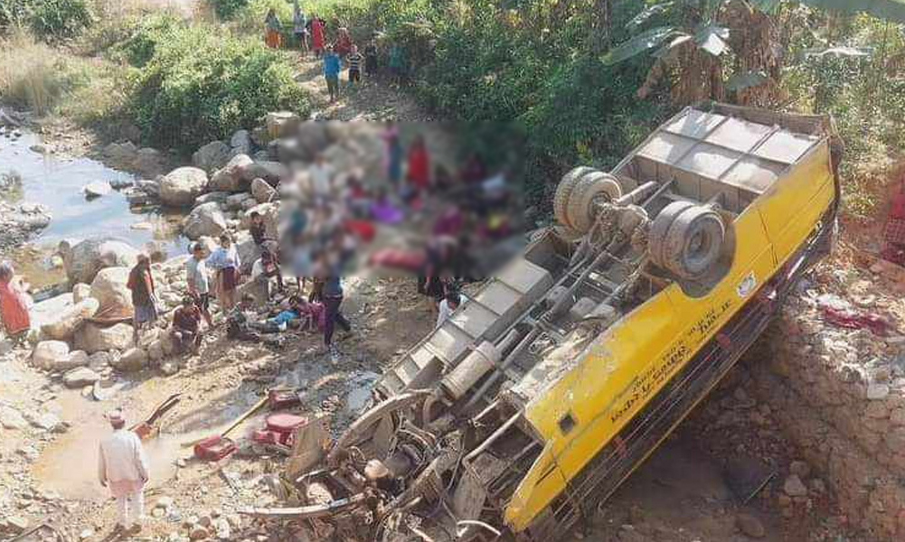 स्कुल बस दुर्घटना हुँदा दुई विद्यार्थी सम्या चौधरी, विकास चौधरीसहित तीनको मृत्यु