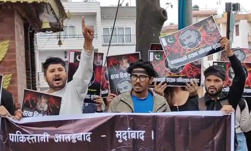 पहलगाम घटनामा मारिएका न्यौपानेका लागि न्याय माग्दै पाकिस्तानी दूतावास अगाडि प्रदर्शन