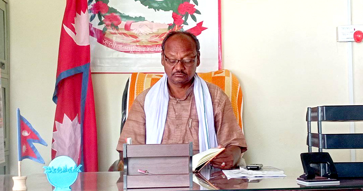 वडाध्यक्षबाट मालिस गराएर भाइरल बनेका गाउँपालिका अध्यक्ष दिननाथ चौधरीले दिए राजीनामा