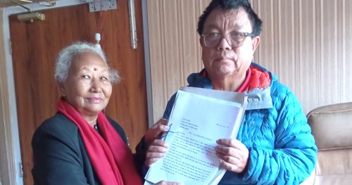 निःशुल्क कानुन पढ्न पाउनुपर्ने माग राखेर सिंहदरबार धाइरहेकी ७० वर्षीया शान्ति चौधरी