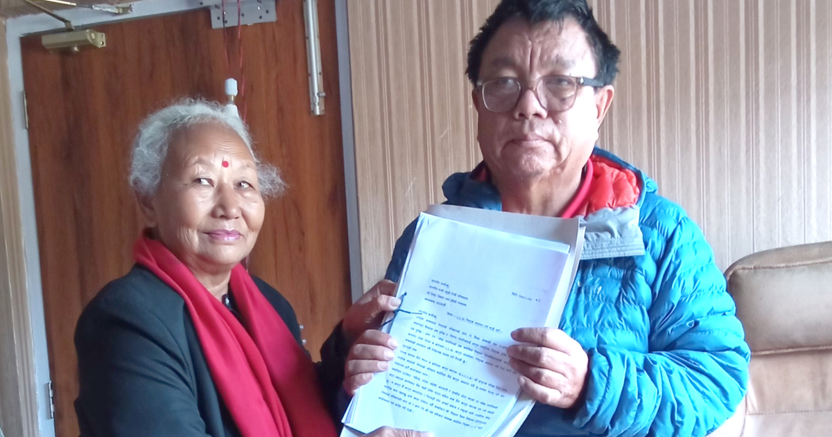 निःशुल्क कानुन पढ्न पाउनुपर्ने माग राखेर सिंहदरबार धाइरहेकी ७० वर्षीया शान्ति चौधरी