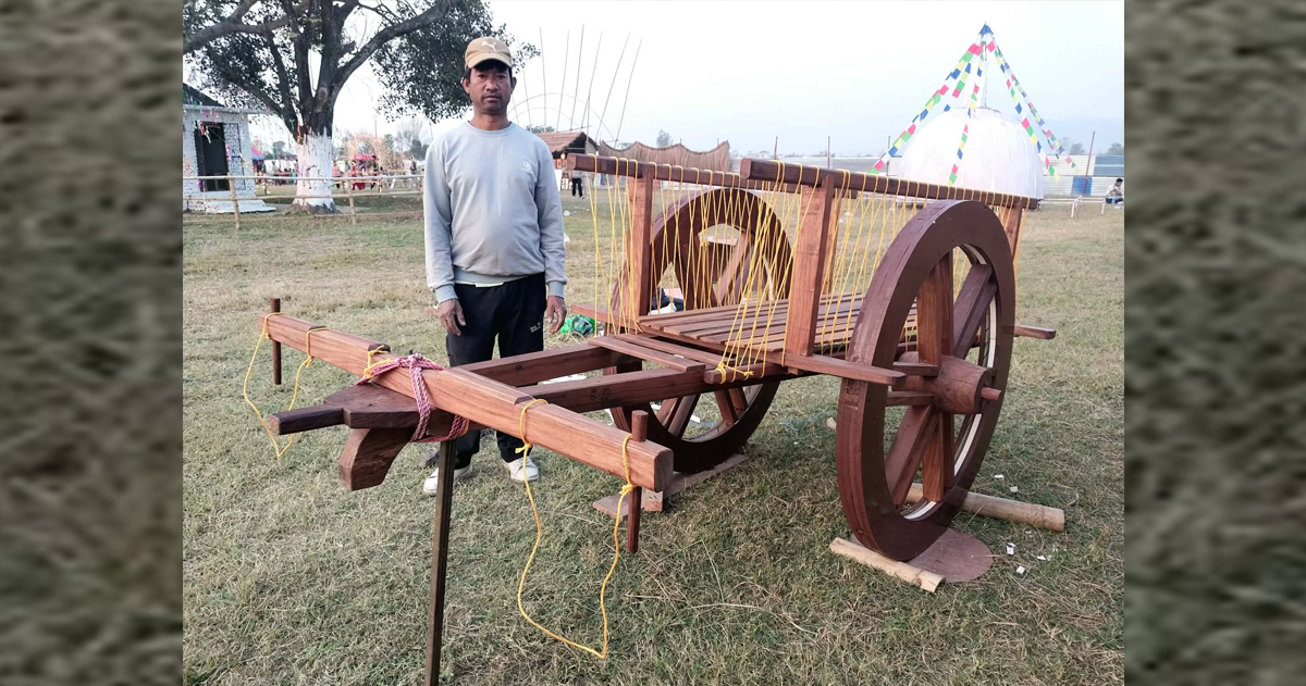 काठमा बाँधिएको स्मृति : विक्रम महतोको ‘लडिया’ र हराउँदै गएको थारू सभ्यता