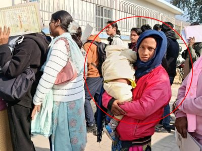 ४३ वर्षकी मीना थारु, जसले दुधे बालक बोकेर निर्वाचन प्रहरीमा आवेदन दिइन्