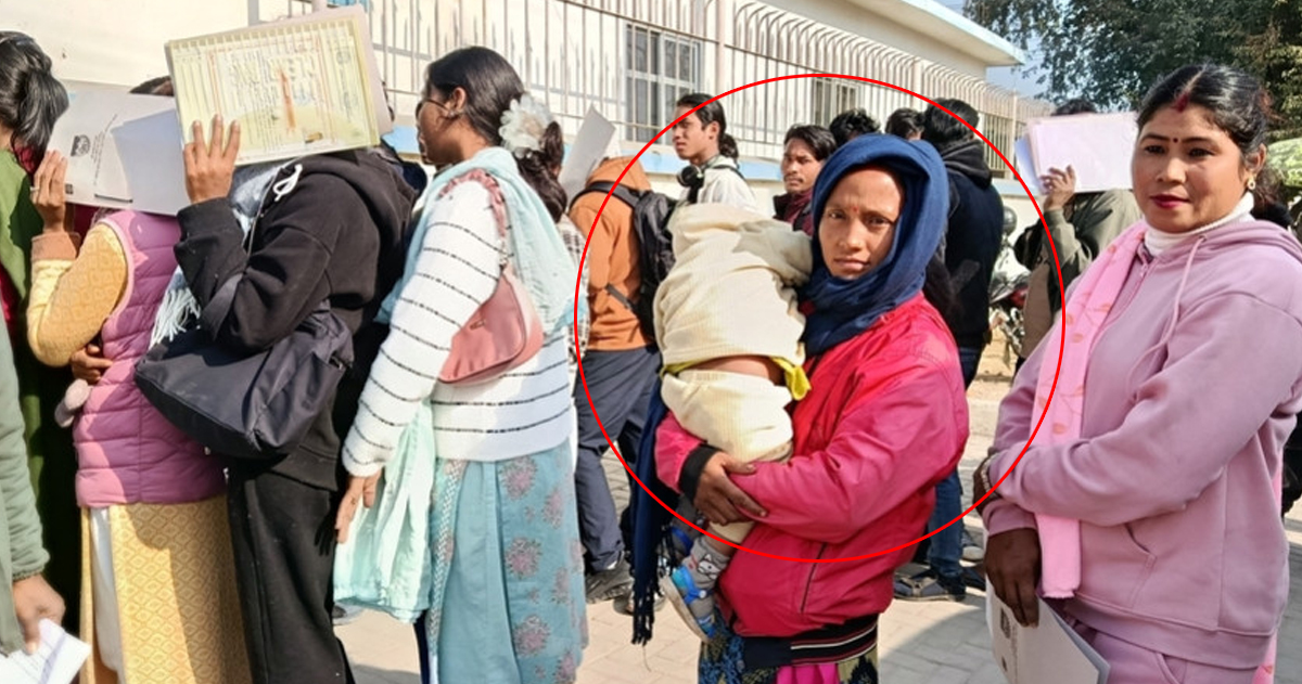 ४३ वर्षकी मीना थारु, जसले दुधे बालक बोकेर निर्वाचन प्रहरीमा आवेदन दिइन्