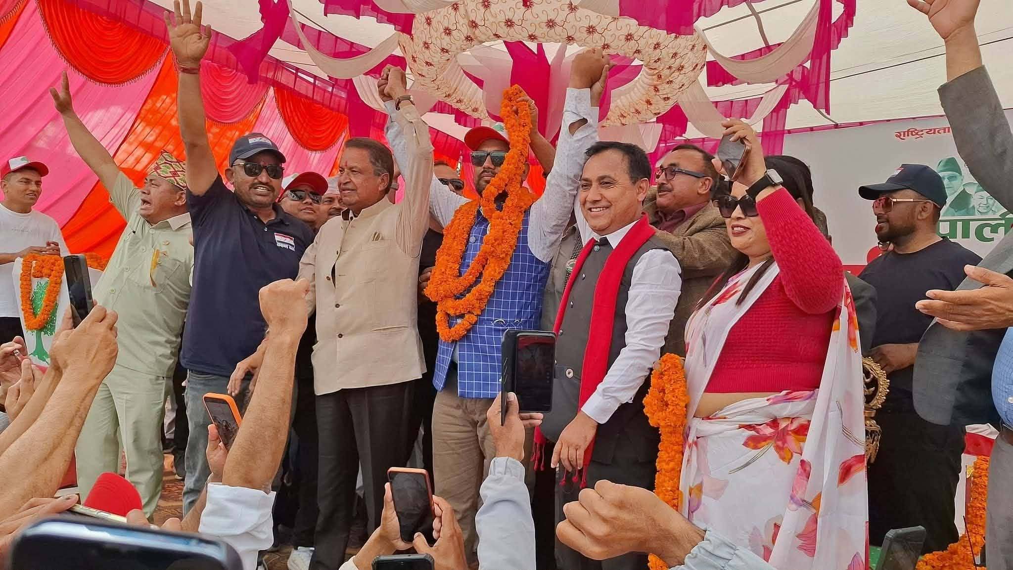 रास्वपाका जिल्ला सभापति कांग्रेसमा प्रवेश, रवि लामिछानेले पैसा लिएर टिकट वितरण गरेको आरोप