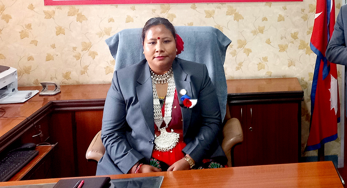 कृषिमन्त्री गीता चौधरीद्वारा पदभार ग्रहण, छनोट भएपछि मात्रै पहिलो निर्णयमा हस्ताक्षर गर्ने