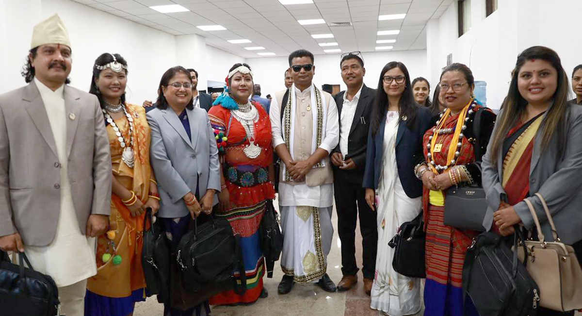 थारू सांसदहरूले लिए सपथ