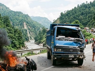 ट्रक ठोक्किँदा मोटरसाइकलमा आगो लागेपछि…