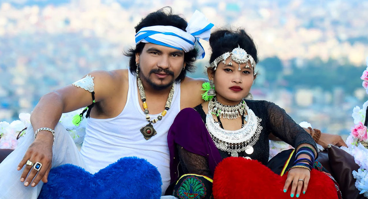 झुम्रा गीत विवादमा आएपछि राज र सोनु कुश्मीले भने- थारू लोकगीत कसैको निजी सम्पत्ति होइन